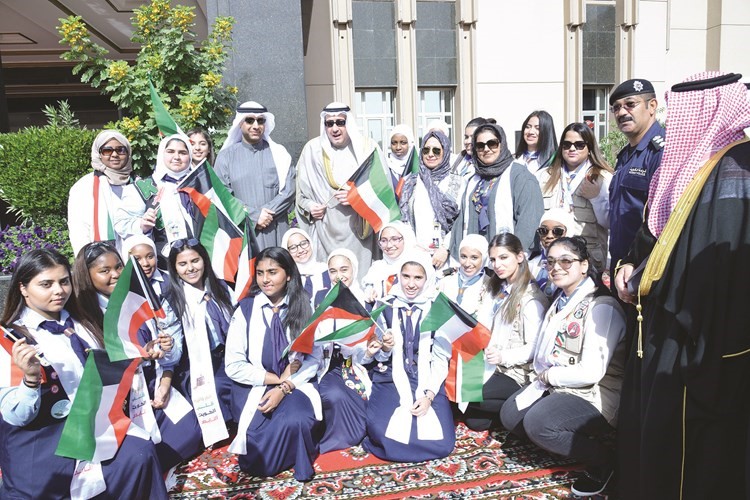 الشيخ فيصل الحمود مع عدد من المشاركين في احتفال محافظة الفروانية﻿