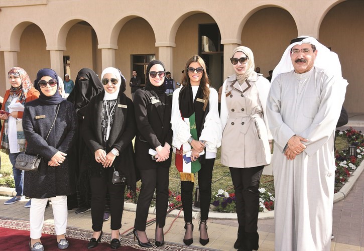 عدد من موظفي محافظة العاصمة خلال مراسم رفع العلم﻿