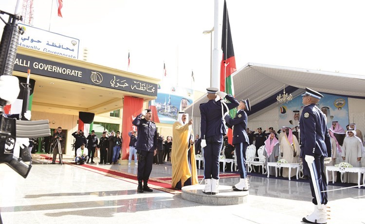 الشيخ أحمد النواف يرفع العلم في محافظة حولي﻿