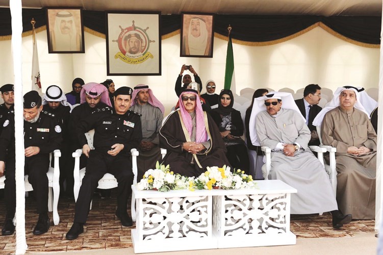 الفريق أول م.أحمد الرجيب وقيادات المحافظة خلال مراسم الاحتفال برفع العلم في محافظة مبارك الكبير﻿