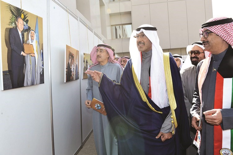 الشيخ فواز الخالد خلال جولة في معرض أمير الإنسانية﻿
