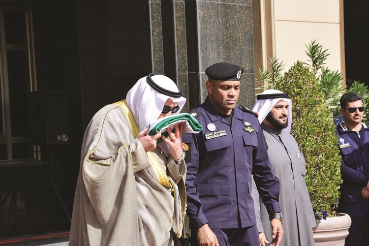 الشيخ فيصل الحمود مقبلا علم الكويت﻿