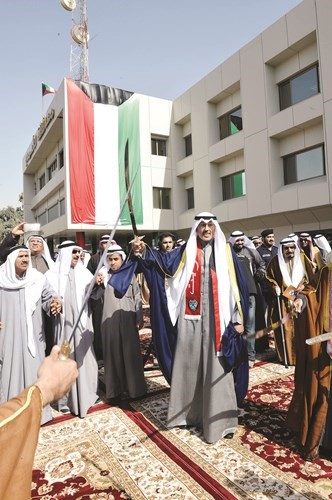 الشيخ فواز الخالد يؤدي العرضة على هامش الاحتفال برفع العلم﻿