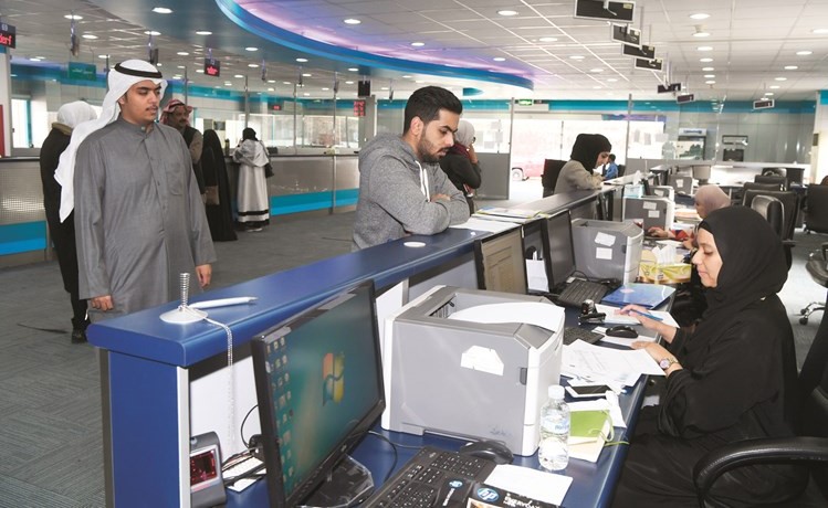 جانب من عملية تسجيل الجداول الدراسية في عمادة القبول والتسجيل﻿