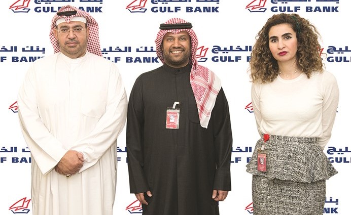 فريق بنك الخليج خلال إجراء السحوبات﻿