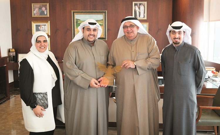علي الإبراهيم يسلم فيصل العيار درعا تكريمية﻿