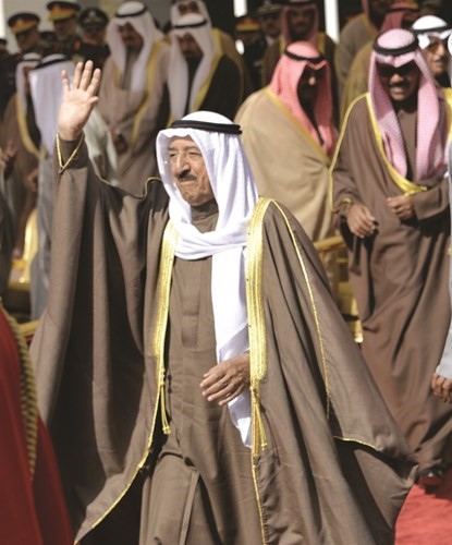 صاحب السمو الأمير الشيخ صباح الاحمد يحيي الحضور لدى وصوله إلى مقر الاحتفال ﻿