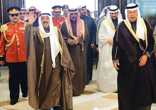 صاحب السمو الأمير الشيخ صباح الأحمد محييا الحضور قبل بدء مراسم رفع العلم