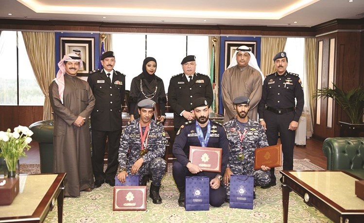 وكيل وزارة الداخلية الفريق سليمان فهد الفهد مكرما الابطال ﻿