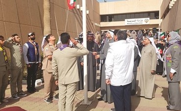 د.هيثم الأثري يرفع العلم ﻿