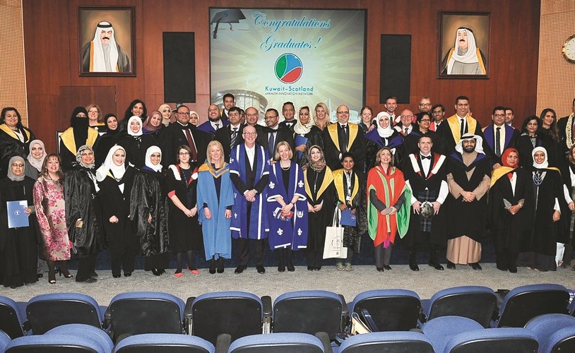 صورة تذكارية للأطباء الخريجين بعد تكريمهم	 (زين علام)﻿