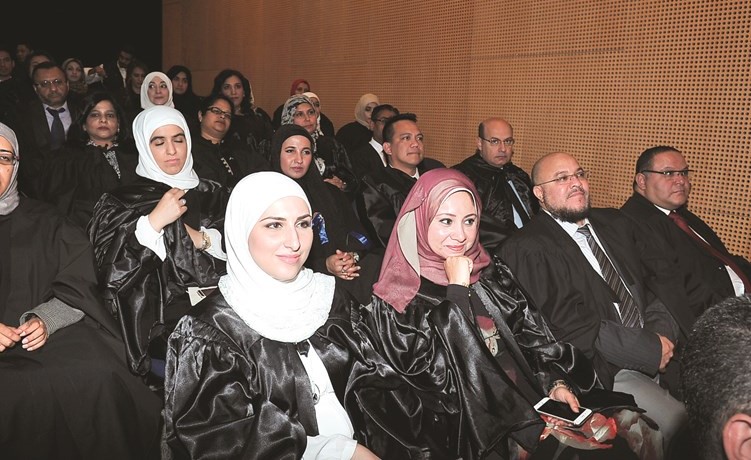 عدد من الأطباء الخريجين﻿