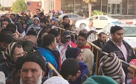 حشود من المراجعين بسبب تعامل الشركة﻿