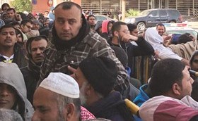 أعداد غفيرة بانتظار الدور لإنجاز معاملاتهم﻿