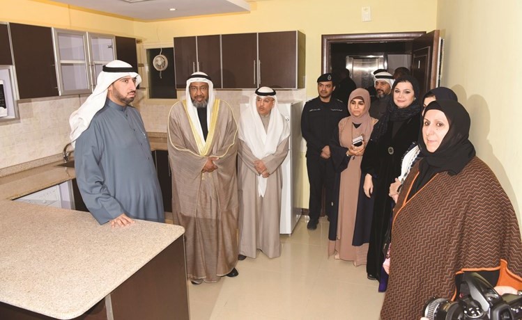 العبيدلي خلال جولة في احدى الوحدات بالمنزل﻿