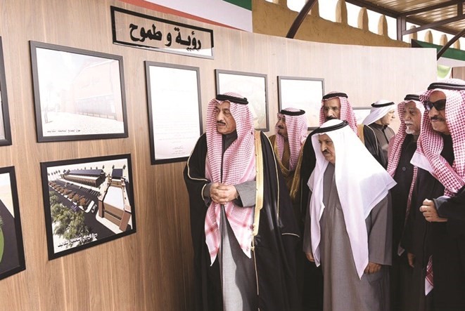 اللواء متقاعد فهد الأمير ومحمد شرار خلال افتتاح ساحة المحافظات في القرية التراثية﻿