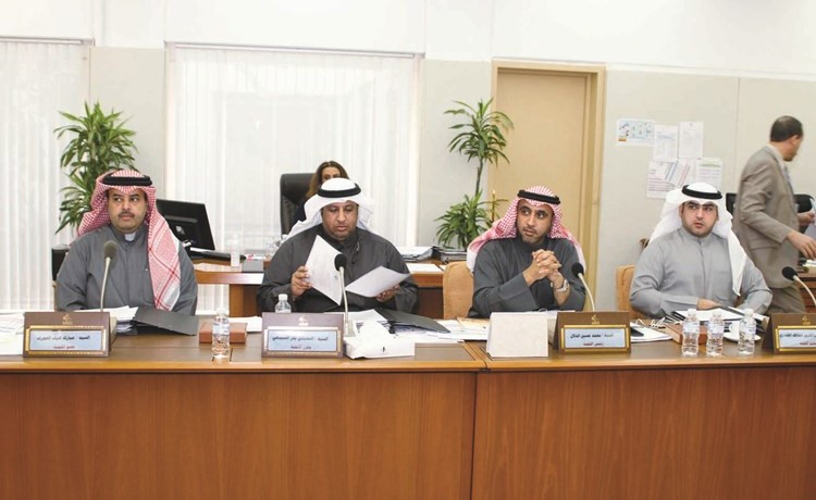 محمد الدلال والحميدي السبيعي ومبارك الحجرف اثناء اجتماع اللجنة التشريعية﻿