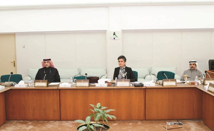 مرزوق الخليفة وصفاء الهاشم ومحمد المطير خلال اجتماع اللجنة المالية﻿