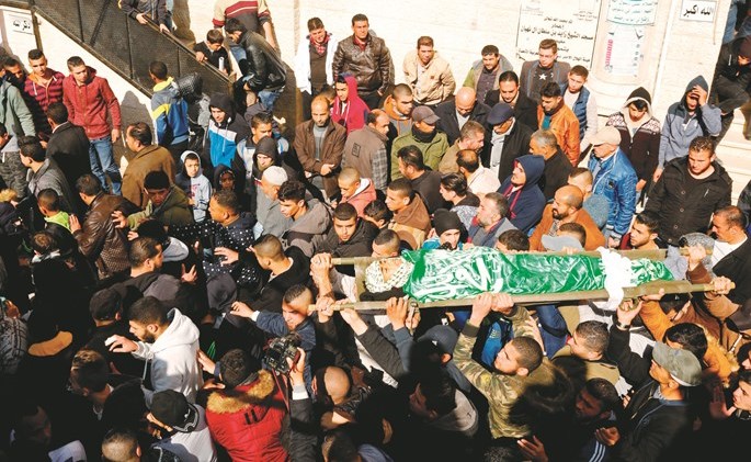 تشييع الفتى الفلسطيني محمد ابو خليفة في مخيم جنين بالضفة	(رويترز)﻿