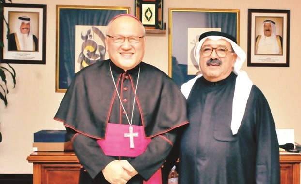  الشيخ ناصر صباح الأحمد مستقبلا سفير الكرسي الرسولي الفاتيكان لدى الكويت﻿