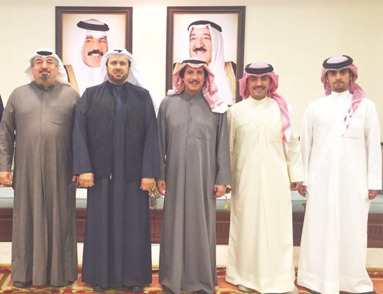  السفير عزام الصباح خلال استقباله ممثلين عن طلبتنا الدارسين في البحرين