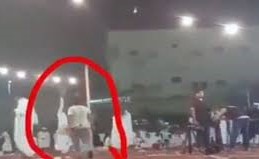 بالفيديو.. خليجي يستعرض بسلاح ناري خلال حفل زفاف مهددا حياة الحضور بعد خطأ كارثي