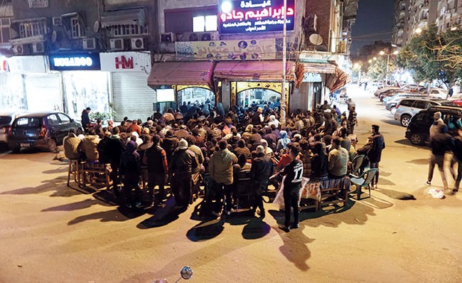 تجمع لأبناء مصر يتابعون المباراة
