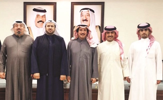 السفير الشيخ عزام الصباح خلال استقباله ممثلين عن الطلبة الدارسين في البحرين بحضور الملحق الثقافي د.عبدالله الكندري﻿