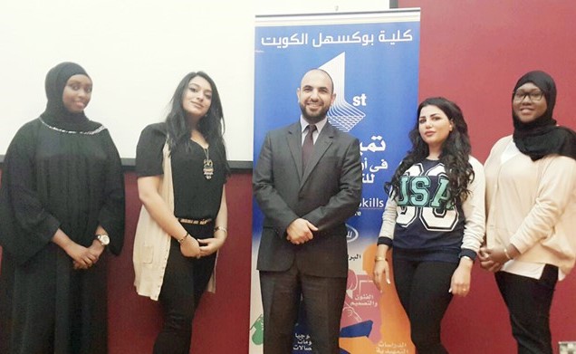 مشرف نادي الخطابة بكلية بوكسهل للبنات باسم القاسم يتوسط عضوات النادي﻿