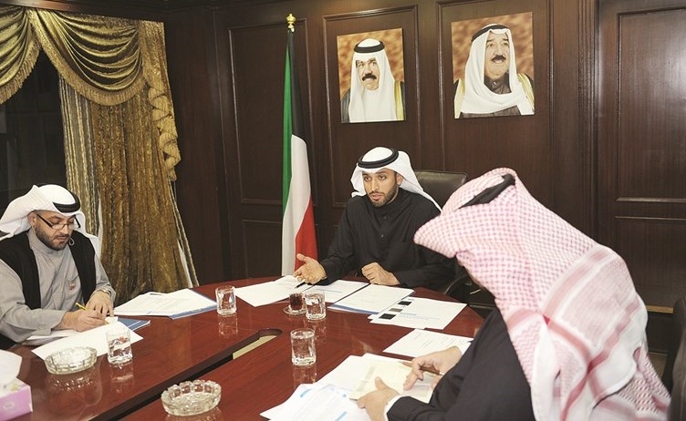 البابطين يتحدث خلال الاجتماع ﻿