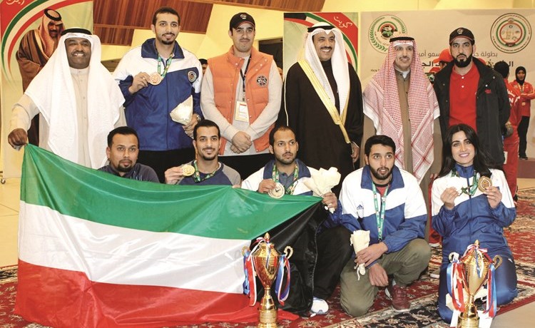 دعيج العتيبي مع لاعبي ولاعبات المنتخب الوطني﻿