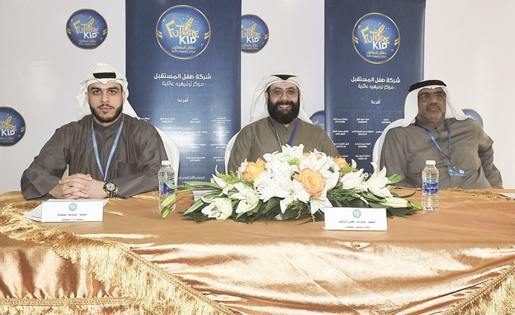  نائب الرئيس التنفيذي لـ طفل المستقبل خالد الرومي متوسطا مسؤول إدارة التسويق جاسم القلاف ومدير إدارة المبيعات في الشركة علي مطير خلال المؤتمر الصحافي امس(زين علام)﻿