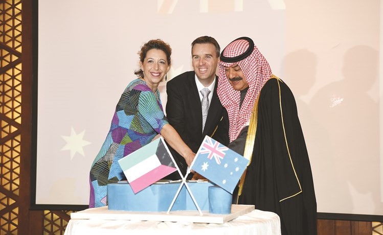 خالد الجارالله يشارك السفير الاسترالي وعقيلته بقطع كيكة الاحتفال 	(انور الكندري)﻿