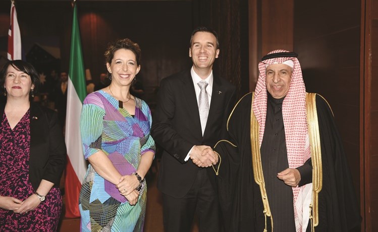 د. عبدالعزيز الفايز يقدم التهنئة للسفير الأسترالي﻿