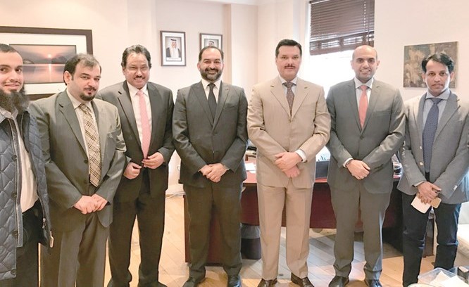 د. جمال الحربي خلال لقائه مع مسؤولي المكتب الصحي في لندن﻿