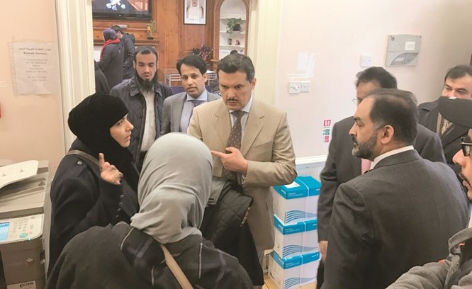 الحربي متحدثا مع عدد من المواطنين الكويتيين خلال الزيارة﻿