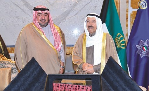 صاحب السمو الامير الشيخ صباح الاحمد يتسلم مجسم المركز الإقليمي لمنظمة حلف شمال الأطلسي ومبادرة إسطنبول للتعاون من الشيخ ثامر العلي﻿