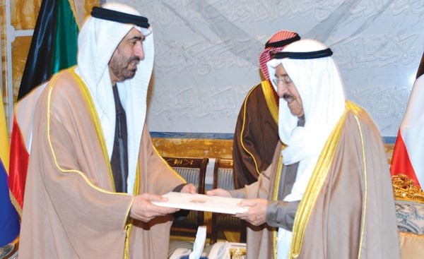 صاحب السمو الأمير الشيخ صباح الأحمد يتسلم رسالة رئيس الإمارات من السفير رحمة الزعابي