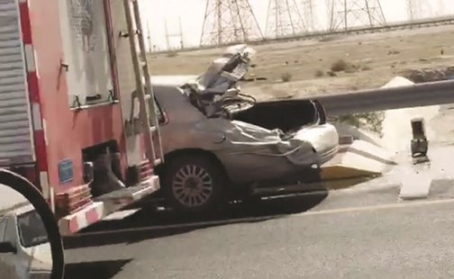 مركبات الإطفاء تسحب المركبتين المتصادمتين ﻿