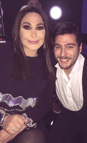 اليسا في كواليس البرنامجوالخاتم الماسي يزين إصبع يدها اليمنى﻿