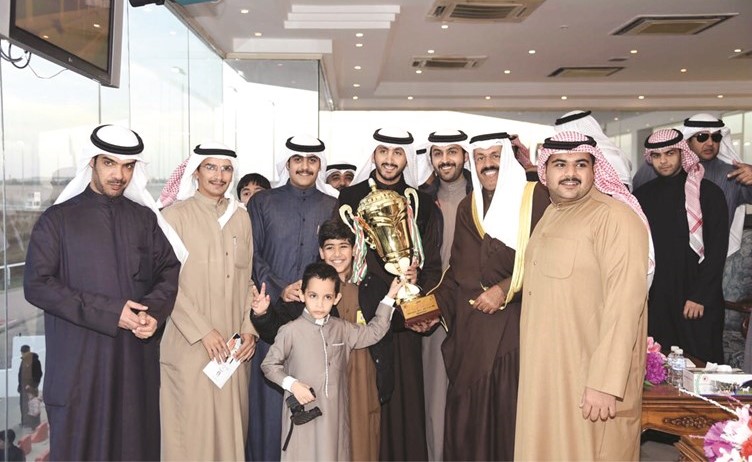 ممثل سمو ولي العهد الشيخ أحمد النواف يسلم الكأس للفائزين ﻿