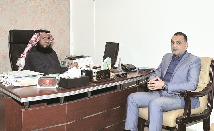 بدر الشبيب خلال اللقاء مع الزميل طارق عرابي	(زين علام)﻿