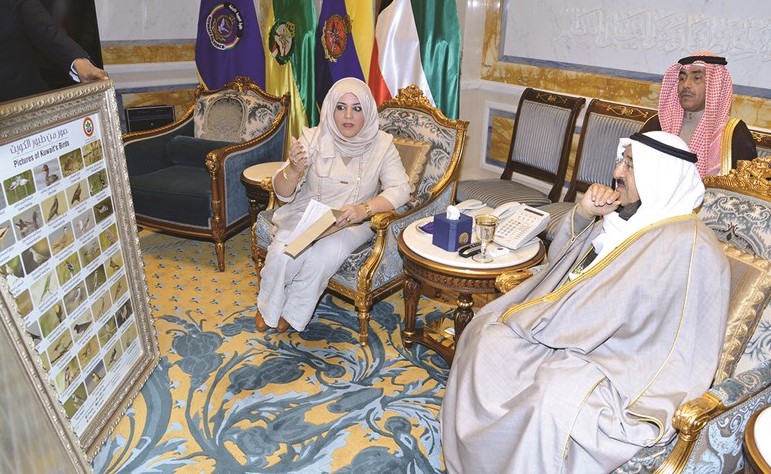 صاحب السمو الامير الشيخ صباح الاحمد يطلع على شرح عن انشطة الجمعية الكويتية للبيئة﻿