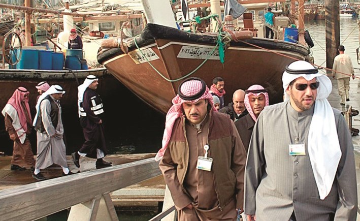 الشيخ عبدالله الأحمد وعدد من المشاركين في الحملة التفتيشية في نقعة الشملان أمس بالتعاون بين «البيئة» والبلدية والموانئ وخفر السواحل 