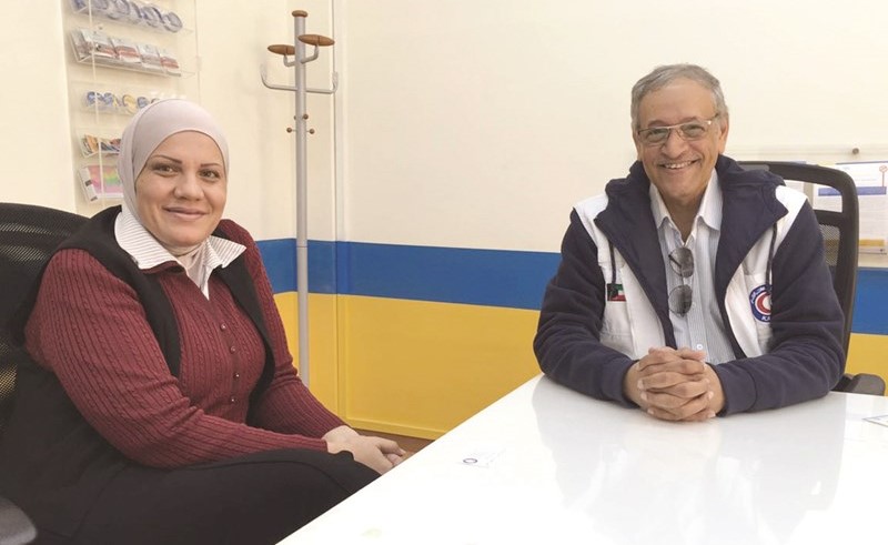  انور الحساوي خلال لقائه المدير العام لمركز الحسين للسرطان نسرين الخرابشة ﻿