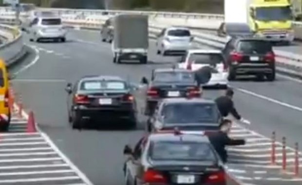 فيديو مذهل.. شاهد كيف يمر موكب رئيس الوزراء الياباني على الطريق