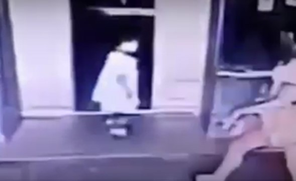 بالفيديو.. ركلة قوية تنقذ طفلة من باب المصعد؟