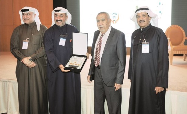 د.أحمد الشطي يتسلم تكريمه من د.عبدالرحمن العوضي﻿
