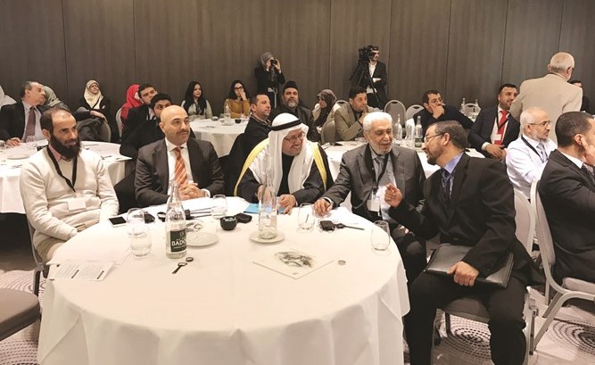 السفير وبجانبه د.نايف العجمي ود.عادل الفلاح ود.خالد المذكور ود.العربي البشري﻿