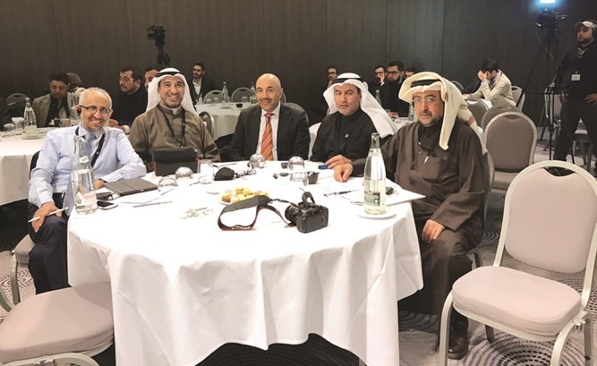 من اليمين د.خليفة الكواري من قطر ومحمد الجلاهمة والسفير الكويتي ود.عصام الفليج ود.محمد اليماني من السعودية﻿
